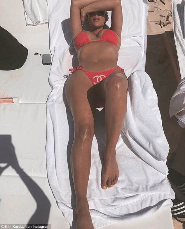 Kim Kardashian e la sorella Kourtney ai Caraibi sfoggiano bikini e perizoma uguale 4