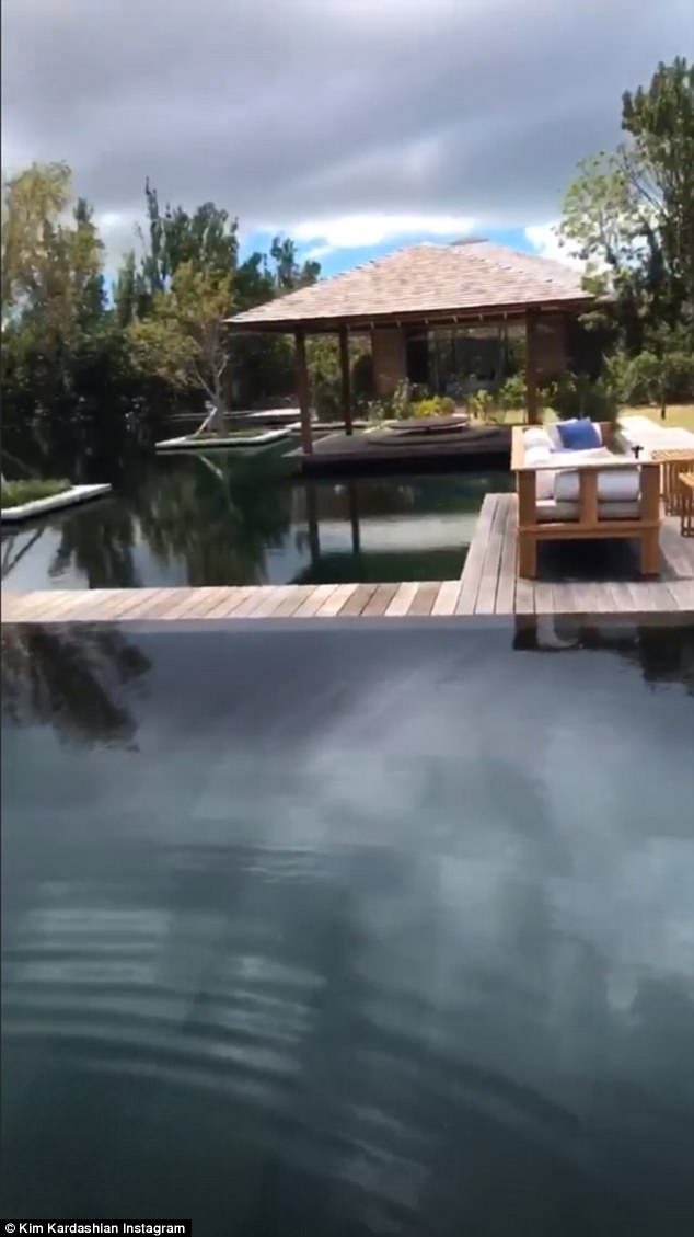 Kim Kardashian e la sorella Kourtney ai Caraibi sfoggiano bikini e perizoma uguale 2