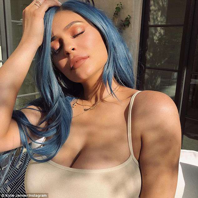 Kylie Jenner a Coachella con i capelli blu1
