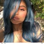 Kylie Jenner a Coachella con i capelli blu