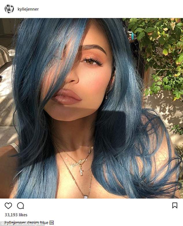 Kylie Jenner a Coachella con i capelli blu