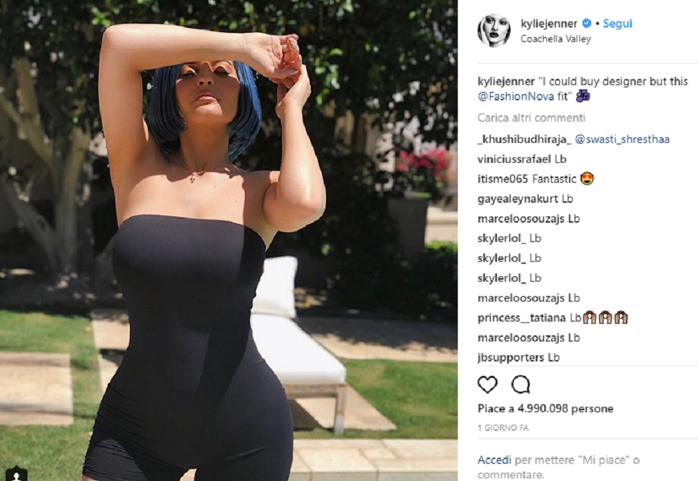 Kylie Jenner a Coachella con i capelli blu2