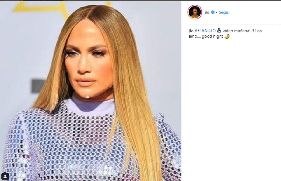 Jennifer Lopez più bella che mai: abito con paillettes argento e fianchi scoperti2