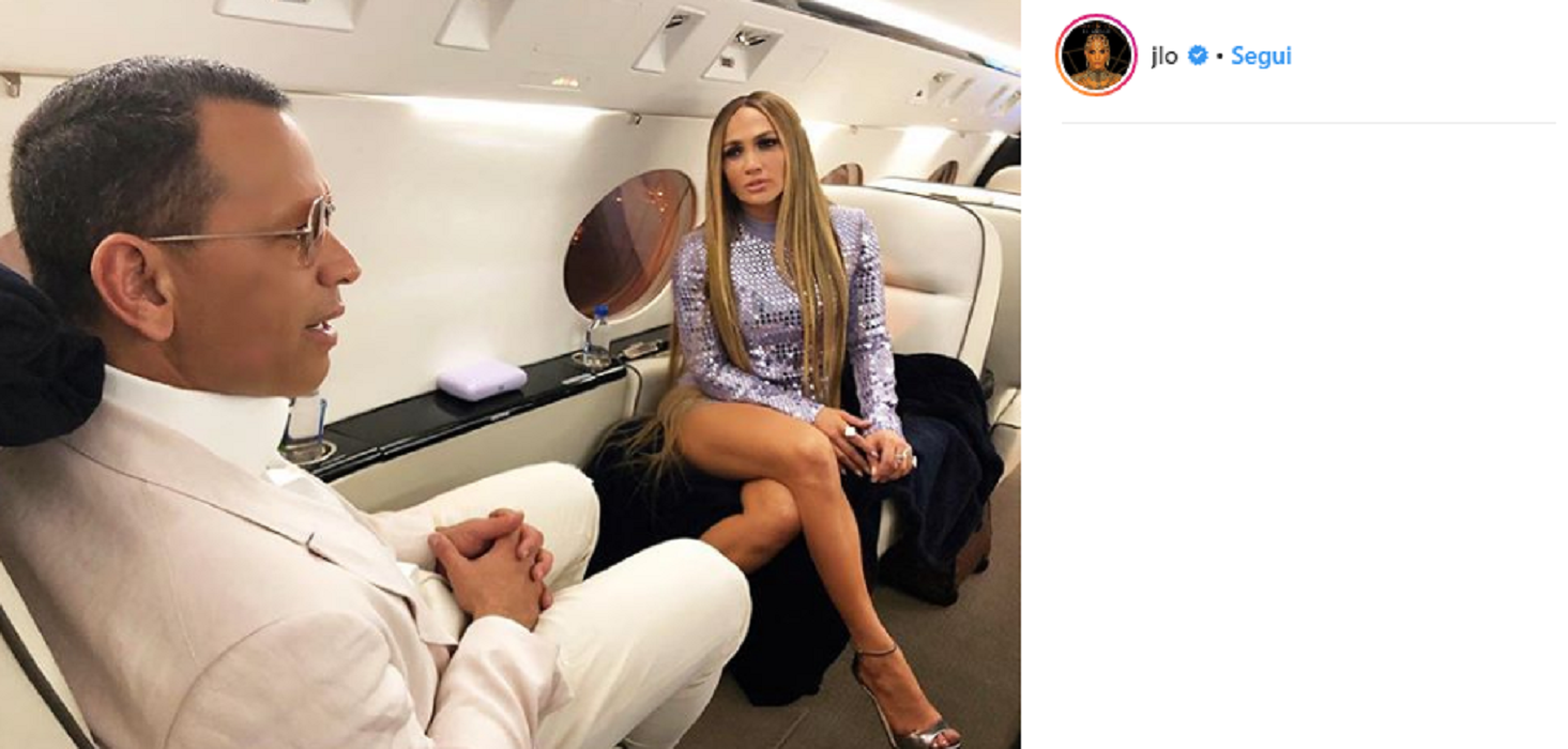 Jennifer Lopez più bella che mai: abito con paillettes argento e fianchi scoperti3