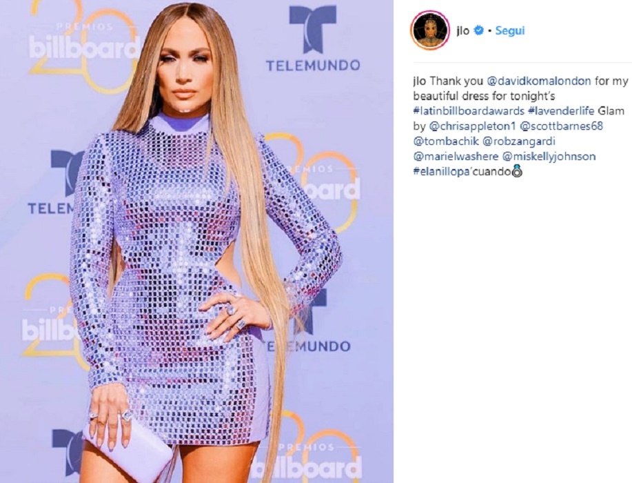 Jennifer Lopez più bella che mai: abito con paillettes argento e fianchi scoperti1