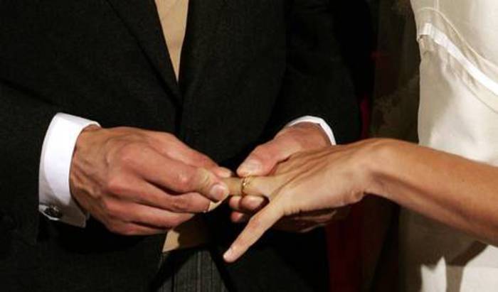 Uomini che stringono forte la mano più propensi al matrimonio