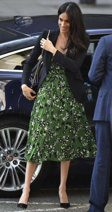 Meghan Markle look: abitino verde a fiori e tacchi FOTO