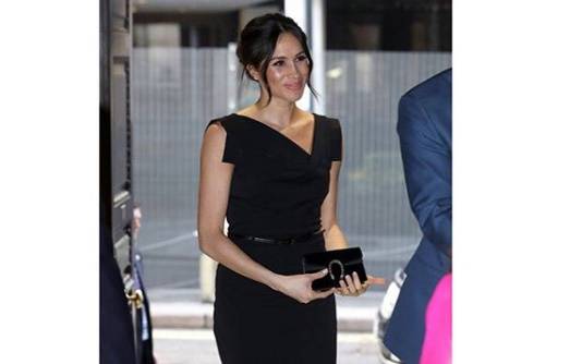 Meghan Markle look: tubino nero aderente e tacchi FOTO