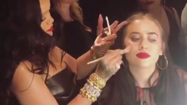 Rihanna si trasfiorma in commessa a Milano