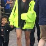 Kim Kardashian, look fosforescente: ecco come si presenta a Disneyland6