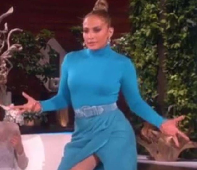 Jennifer Lopez si alza di scatto e...il vestito cede1