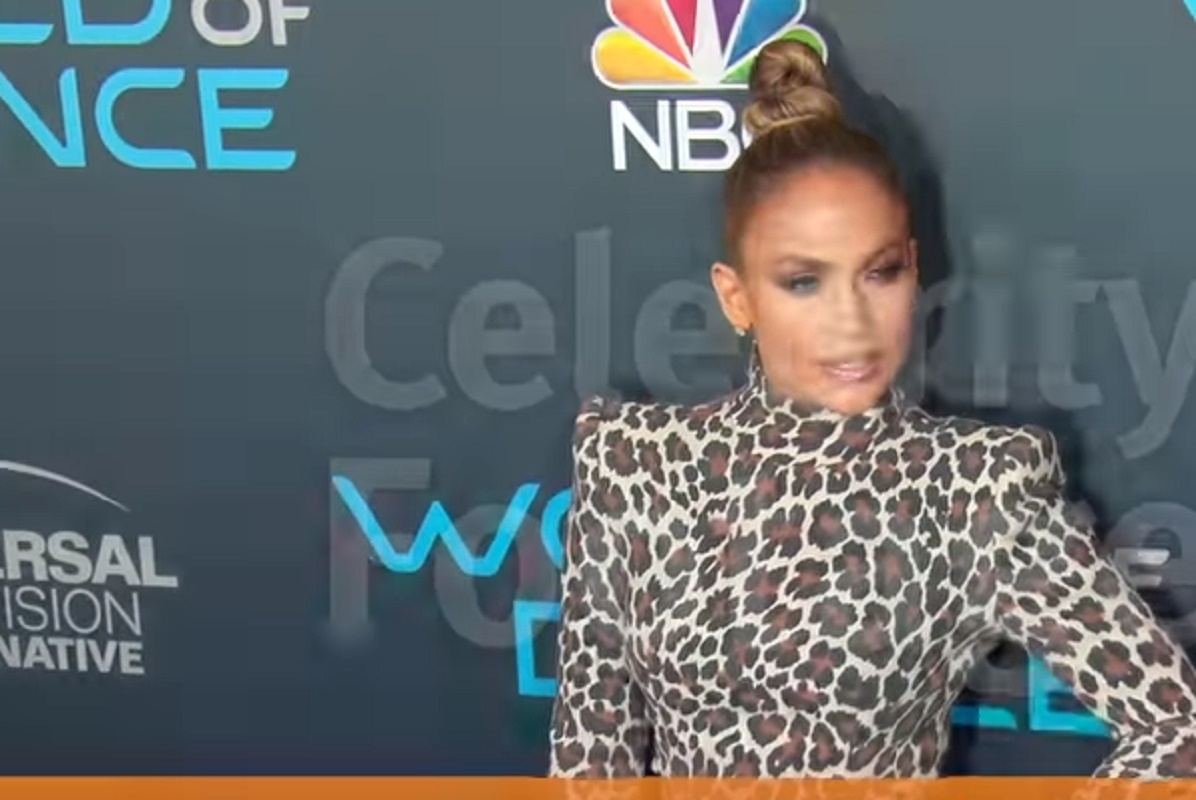Jennifer Lopez, l'abito attillato leopardato esalta le sue forme