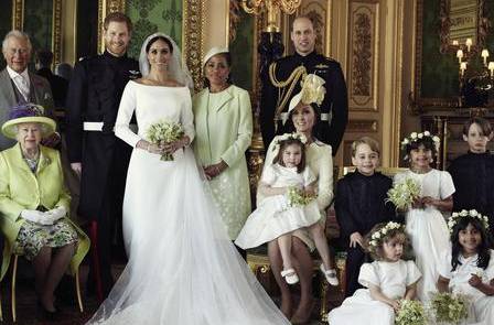 Un dettaglio della foto di famiglia: l'abito di Kate appare giallo pallido rispetto al bianco dell'abitino di Charlotte.