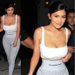 Kylie Jenner, serata in reggiseno e leggings: corpo perfetto