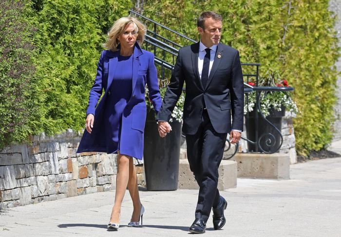 Brigitte Macron da Papa Francesco: tailleur blu e tacchi FOTO