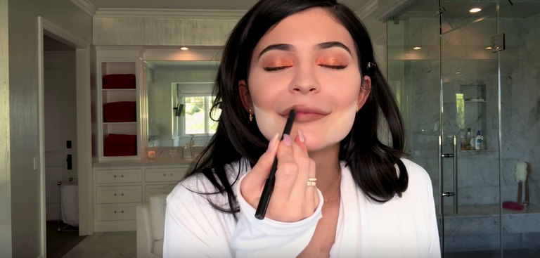 Copia la make up routine di Kylie Jenner e preparati ad essere fantastica! Video Tutorial