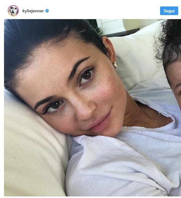 Mamma Kylie senza il faccino di Stormi