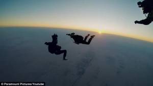Tom Cruise stuntman di se stesso: salto incredibile da 7mila metri3