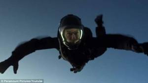 Tom Cruise stuntman di se stesso: salto incredibile da 7mila metri2