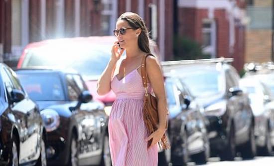 Pippa Middleton incinta, look casual chic con vestitino e sandali FOTO