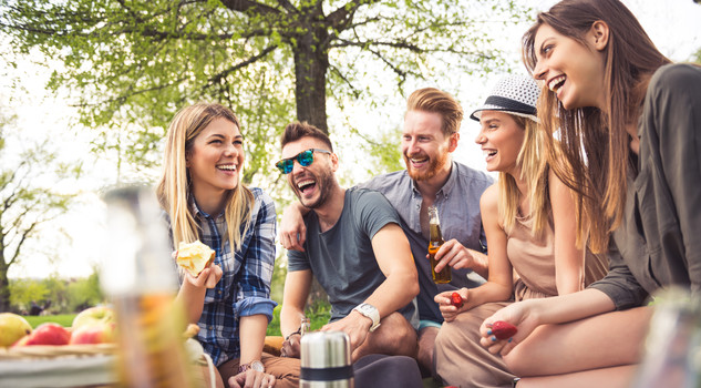 Barbecue e aperitivi con gli amici: consigli per mantenere la linea in estate