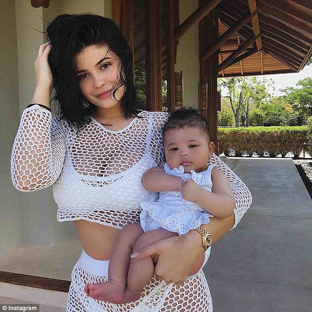 Kylie Jenner, Stormi a 5 mesi ha una collezione di scarpe da 20mila dollari1