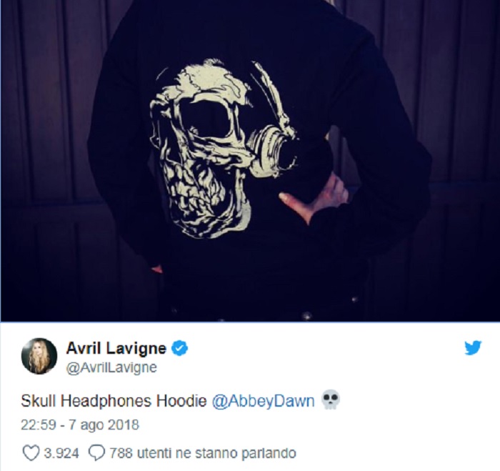 Avril Lavigne e il VIDEO del teschio con le cuffie