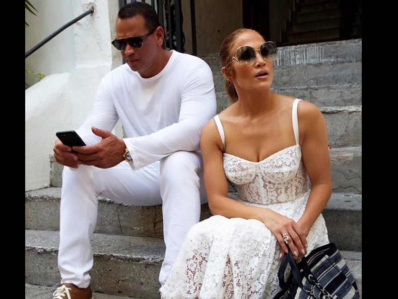 Jennifer Lopez canta a sorpresa in un locale a Capri mentre è in vacanza!