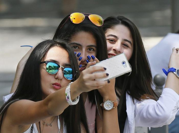 Allarme Selfie: ansia di venire bene in foto scatena la corsa al ritocchino