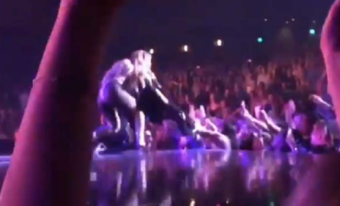 Jennifer Lopez cade sul palco a Las Vegas FOTO-VIDEO
