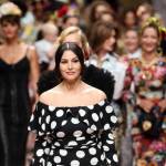 Da Monica Bellucci ad Ashley Graham: a Milano la moda è (anche) curvy j