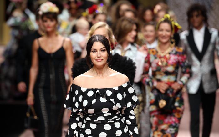 Da Monica Bellucci ad Ashley Graham: a Milano la moda è (anche) curvy j