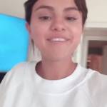 Selena Gomez struccata: su Instagram canta il brano della fan4