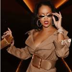 Rihanna a Dubai indossa l'impermeabile come fosse un vestito 2