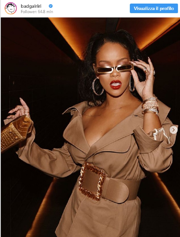 Rihanna a Dubai indossa l'impermeabile come fosse un vestito 2