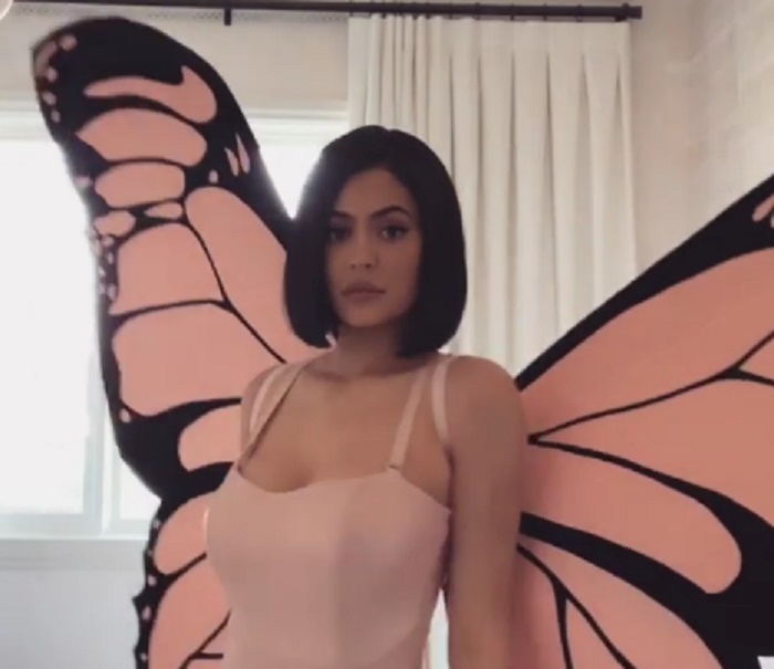 Halloween, Kylie Jenner sceglie il latex e si traveste da farfalla rosa