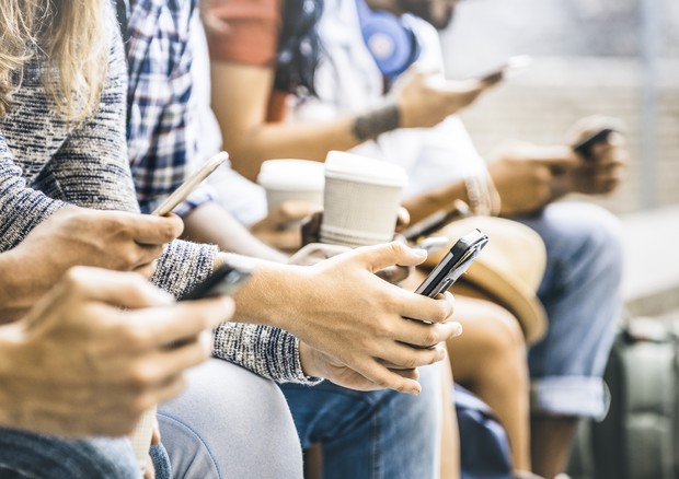 Se porti lo smartphone in bagno dovresti smettere subito: ne va della tua salute