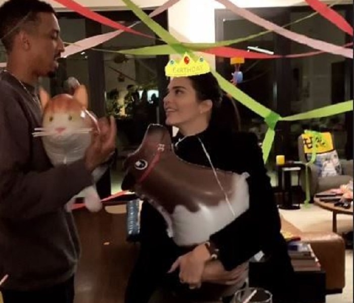 Kendall Jenner, compleanno tra brindisi e karaoke2