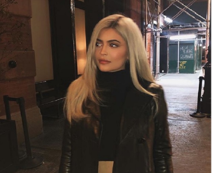 Kylie Jenner col dolcevita: il collo alto è sensuale3