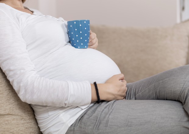 Gravidanza, attenzione a caffè e tè: possibili rischi per il nascituro