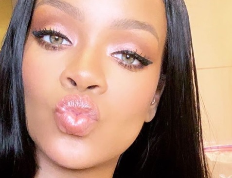 Rihanna non teme il gelo: sandali e seta per la cena a Manhattan