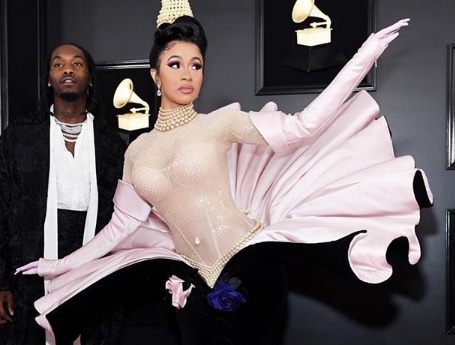 Grammy, Cardi B ruba la scena a Jlo con un vintage Mugler