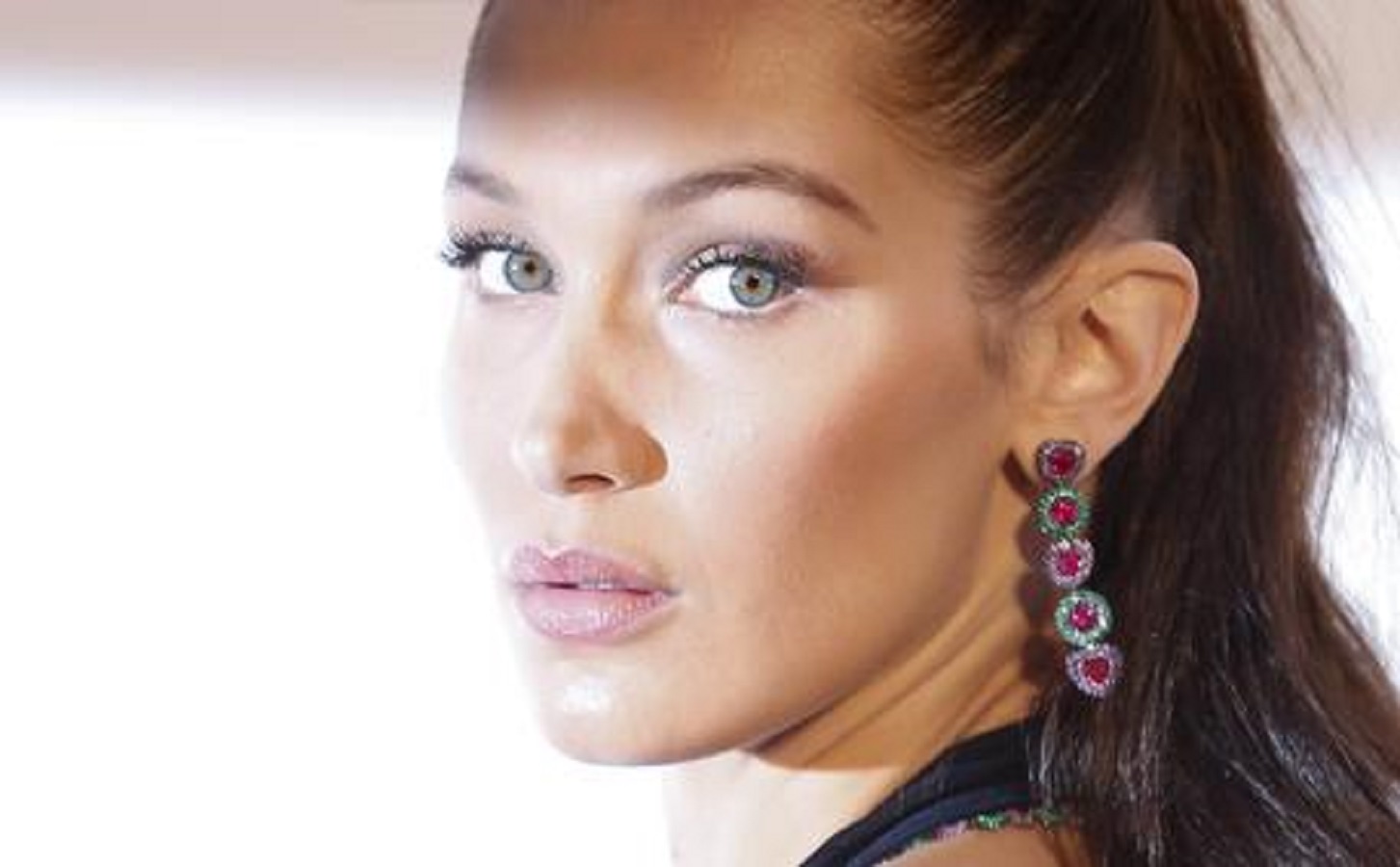 No, Dior non ha rimpiazzato Bella Hadid per le sue posizioni sulla Palestina