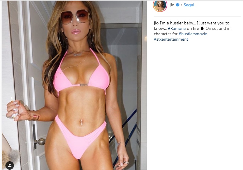 Jennifer Lopez, foto in bikini a 49 anni: che fisico