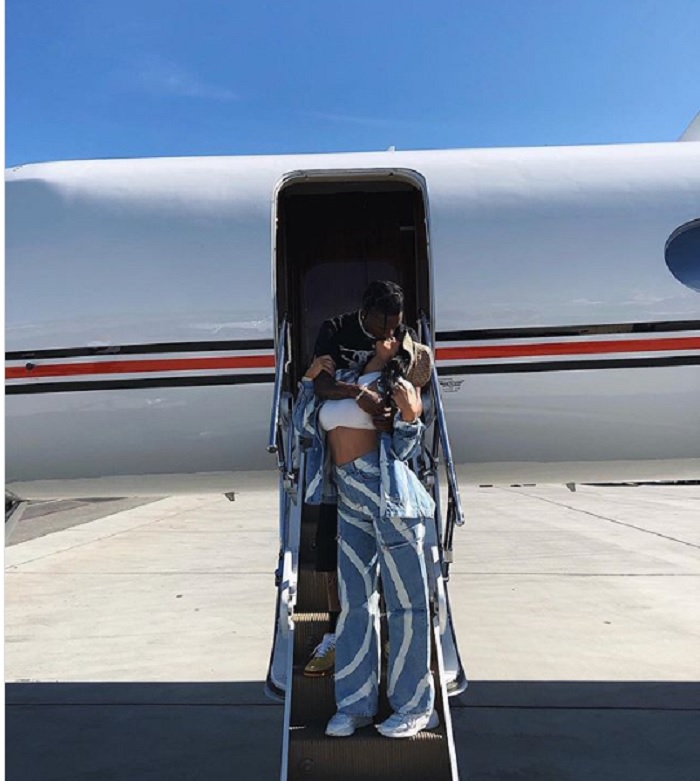 Kylie Jenner, look Coachella: dal jeans e la maglietta corta al glitter attillato Kylie Jenner, look Coachella: dal jeans e la maglietta corta al glitter attillato 4