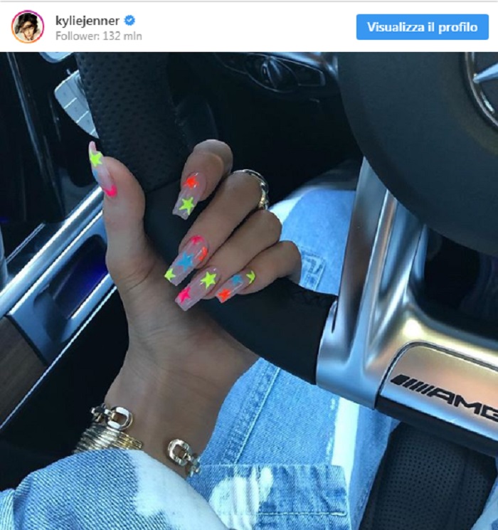Kylie Jenner, look Coachella: dal jeans e la maglietta corta al glitter attillato Kylie Jenner, look Coachella: dal jeans e la maglietta corta al glitter attillato 4