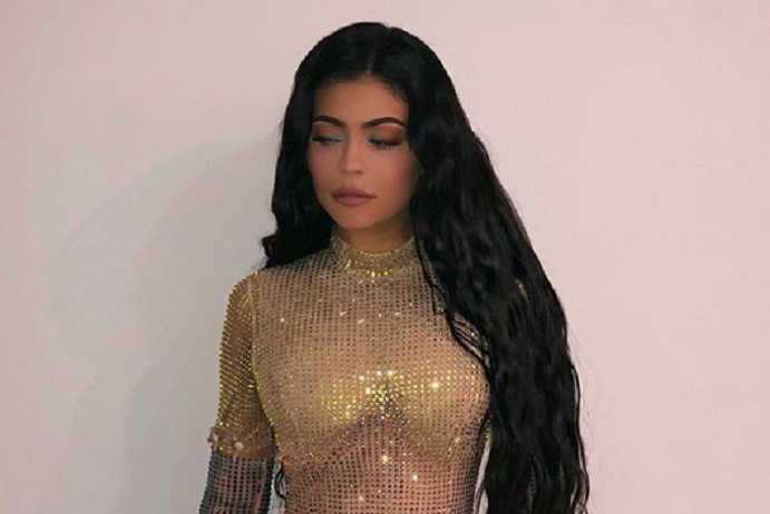 Kylie Jenner, look Coachella: dal jeans e la maglietta corta al glitter attillato 4