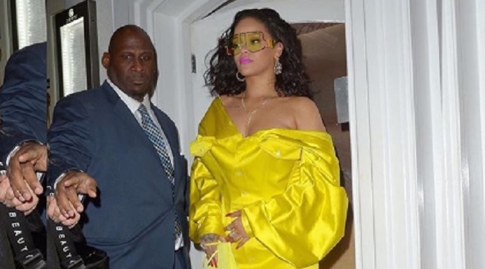 Rihanna bella anche con l'abito giallo canarino4