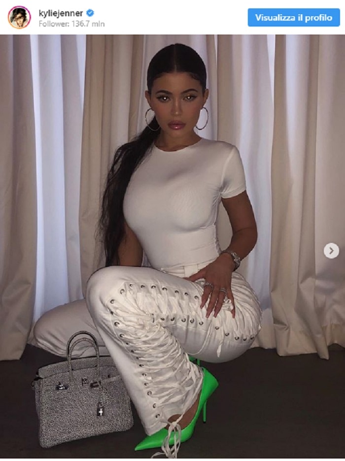 Kylie Jenner e il total white: il look per l'appuntamento perfetto