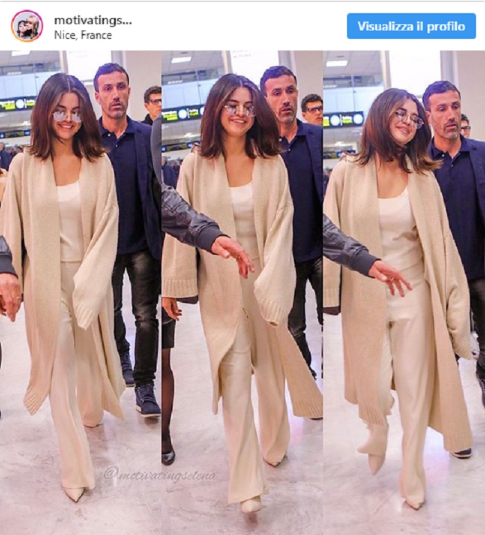 Selena Gomez, jumpsuit e cardigan all'aeroporto di Nizza